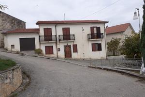 Fabbricato su due livelli indipendente