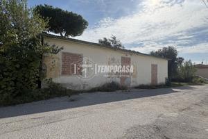 VILLA SINGOLA DA RISTRUTTURARE CON TERRENO E BOX