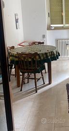 Tavolo tondo con 4 sedie in legno