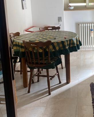 Tavolo tondo con 4 sedie in legno