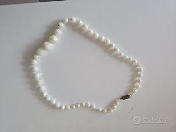 Collana perline bianche lucide vintage elegante