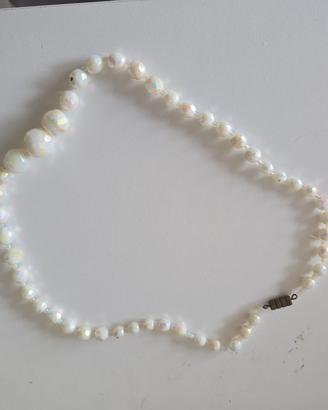 Collana perline bianche lucide vintage elegante