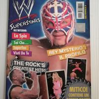 WWE Superstars 2005 con poster Rey Mysterio Torrie