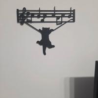 Gattino appeso a un pentagramma 