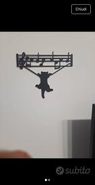 Gattino appeso a un pentagramma 