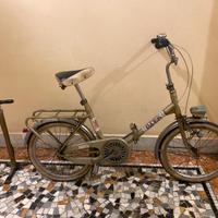 Bicicletta vintage con pompa e casco