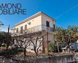 Soluzione bifamiliare con giardino a macchia
