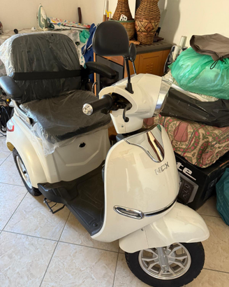 Scooter elettrico a tre ruote per anziani/disabili