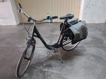 Bici da città Meg Cycle con borse laterali B'Twin