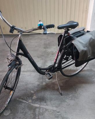 Bici da città Meg Cycle con borse laterali B'Twin