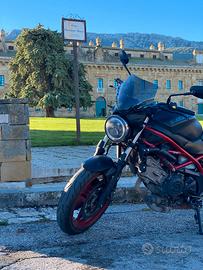 Suzuki SV 650 con dashcam integrata