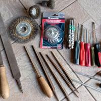 Spazzole metalliche, trapani, raspe, cacciaviti.