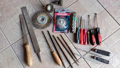 Spazzole metalliche, trapani, raspe, cacciaviti.