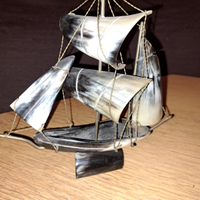 Barca a vela in metallo e in corno di bue