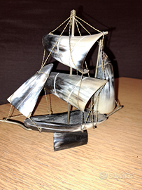 Barca a vela in metallo e in corno di bue