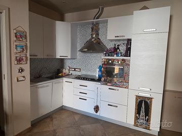 cucina intera con elettrodomestici