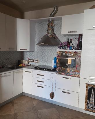 cucina intera con elettrodomestici