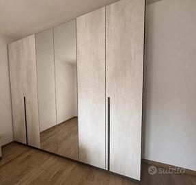 armadio 6 ante con 2 specchi + coppia di comodini