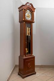 Orologio a pendolo da pavimento in legno