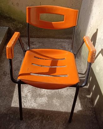 Sedia da estern arancione con braccioli