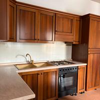 Cucina completa di elettrodomestici, tavolo, sedie