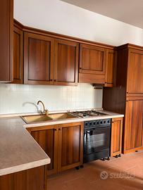 Cucina completa di elettrodomestici, tavolo, sedie