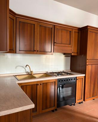 Cucina completa di elettrodomestici, tavolo, sedie