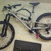 Bicicletta da enduro assemblata