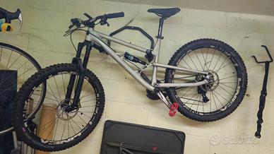 Bicicletta da enduro assemblata