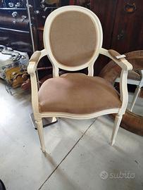 Poltroncina d'epoca in legno rifoderata sabbia