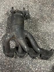 Collettore di scarico con catalizzatore integrato