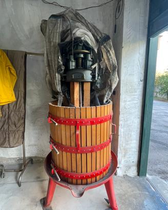 Torchio da vino a pressione