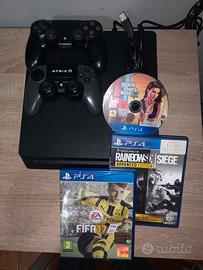 ps4 con giochi e controller