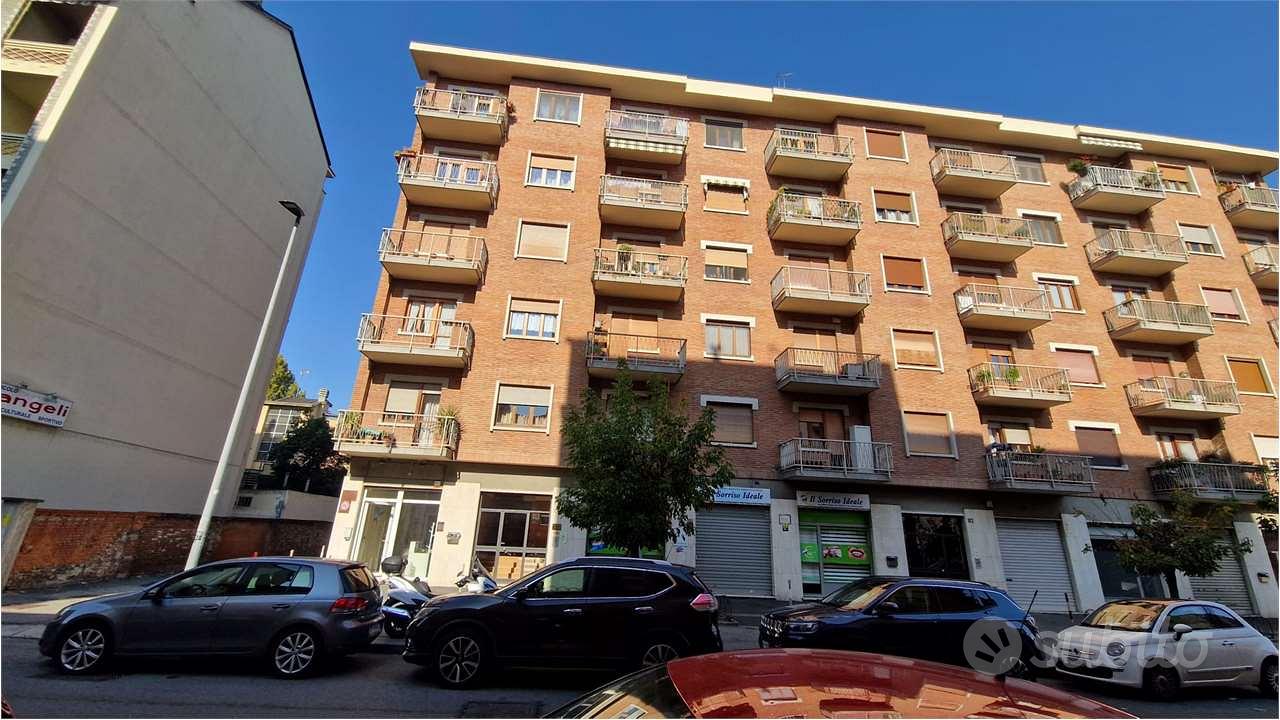 Negozio con vetrina completamente ristrutturato - Vista 2