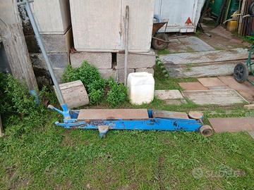 Sollevatore idraulico