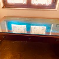 Pregiata scrivania in legno, pelle e vetro