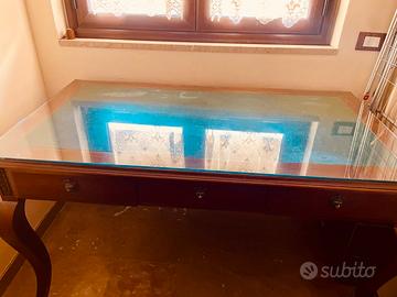 Pregiata scrivania in legno, pelle e vetro