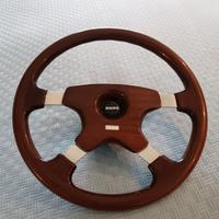 Volante in legno a 4 razze della MOMO.