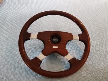 Volante in legno a 4 razze della MOMO.