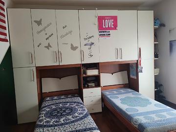 Cameretta a doppio ponte con due letti singoli