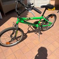 Bici BMX ispirata alla Kawasaki KX500 color verde