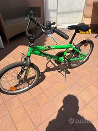 Bici BMX ispirata alla Kawasaki KX500 color verde