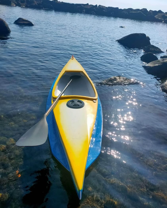 Canoa artigianale con alette stabilizzatrici