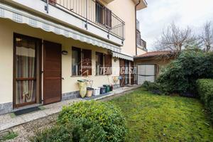 TRILOCALE CON GIARDINO, DOPPI SERVIZI E DUE POSTI