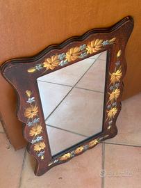 Specchio con cornice decorato