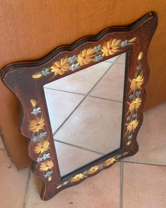 Specchio con cornice decorato