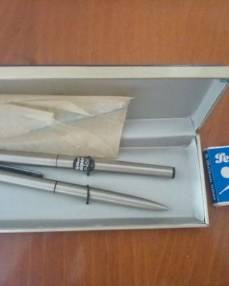 Astuccio con una penna stilografica e una normale