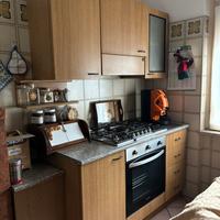 Cucina + mobili + tavolo con sedie