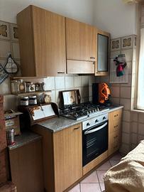 Cucina + mobili + tavolo con sedie