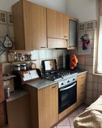 Cucina + mobili + tavolo con sedie